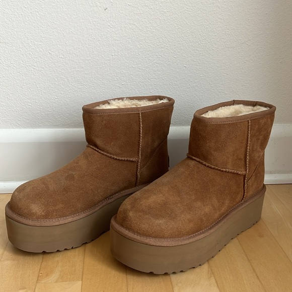 UGG CLASSIC MINI PLATFORM BOOTS - Picture 2 of 9